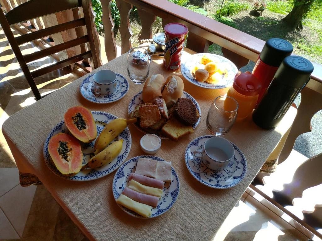 Café da manhã colonial servido no chalé